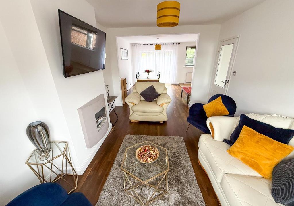 Farnborough and Crofton Apartment | Bassetts House - Spacious! - Sleeps 7 - Close to PRUH Hospital - Free Parking