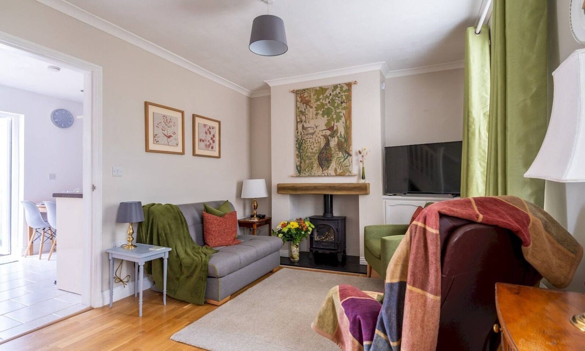 Montpellier House | Bath Road Retreat 2 bedrooms with garden - Pass the Keys