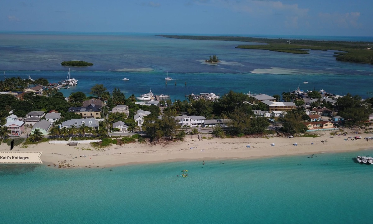 Alice Town House | BEACH FRONT-CENTRAL LOCALE-SUNSET VIEW-FREE WIFI-A/C-FAMILY FRIENDLY-AMENITIES