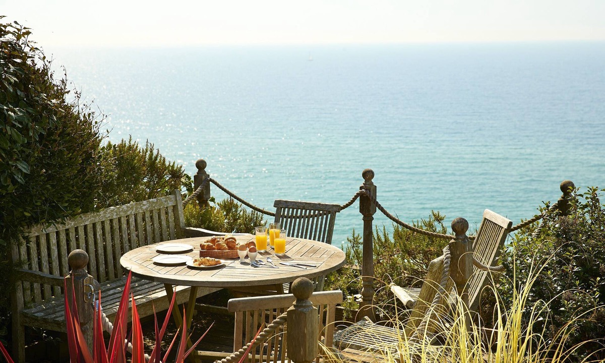 Southbourne House | Beach View, based in a stunning position on the sea front, with stunning coastal scenery