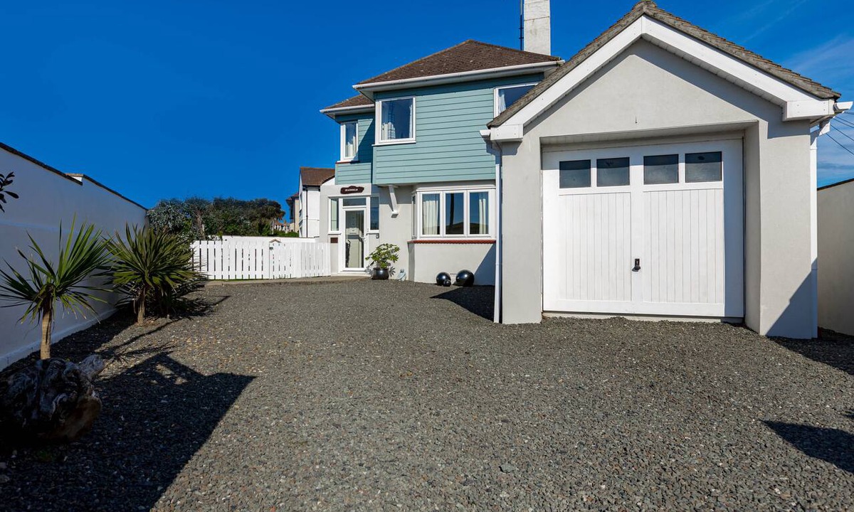 Bude House | 'Beachbreak'. By the Beach in Bude.