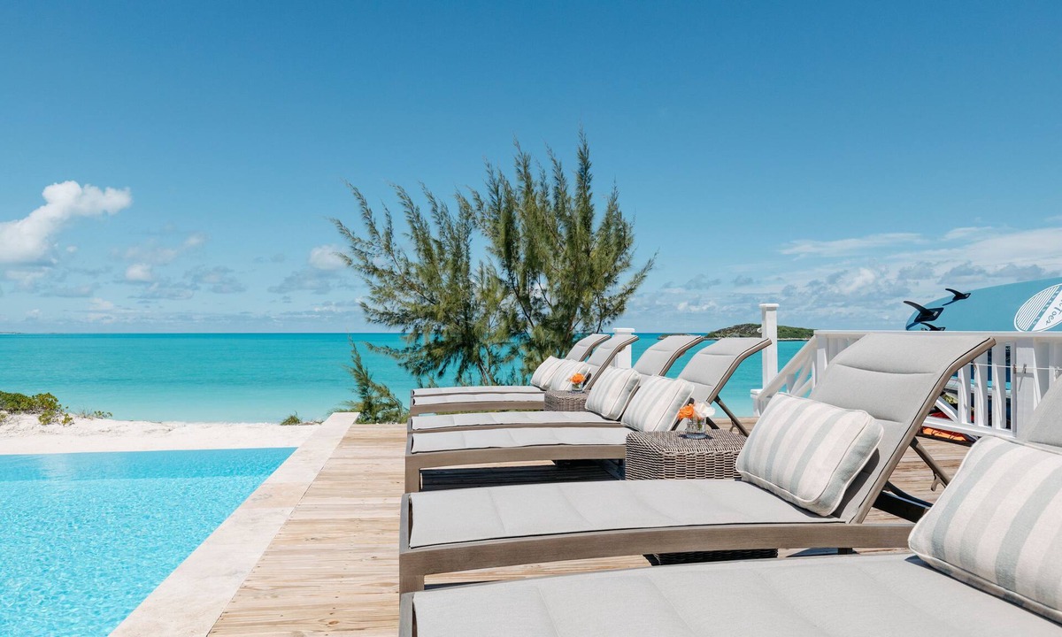 William's Town Villa | Beachfront Villa with Pool & Sandy Beach All Year Round