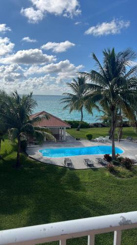 Williams Town Apartment | Beachfront 2BR Townhouse with Pool & Ocean View