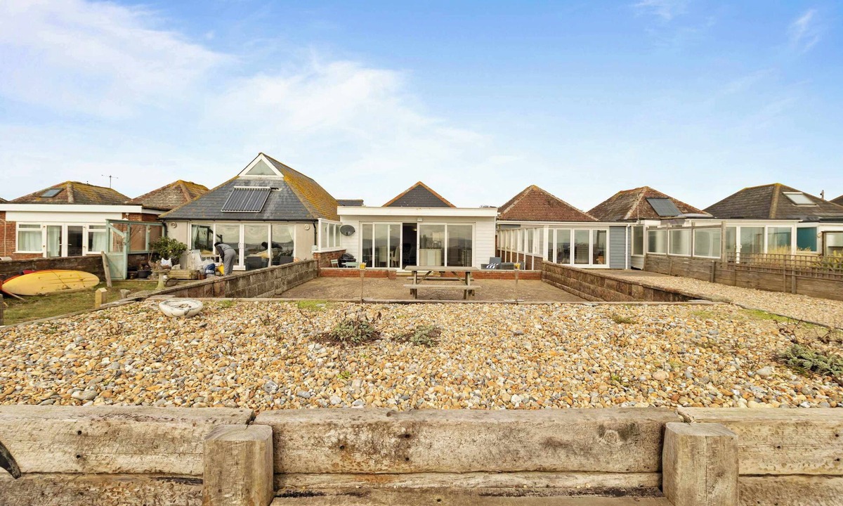 Pevensey House | Beachfront Bungalow in Pevensey Bay with Sea Views