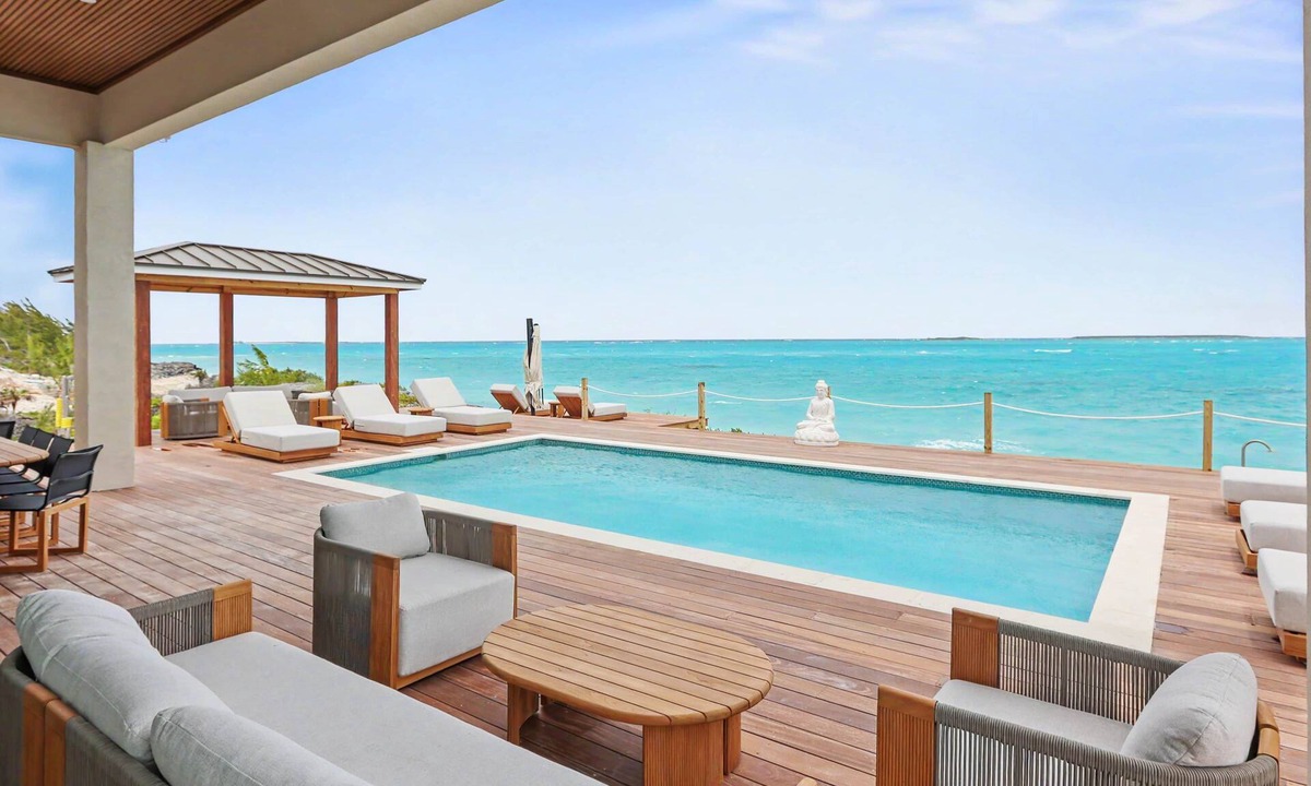 Tar Bay House | Beachfront Luxe 6BR Villa, Pool & Bay Views