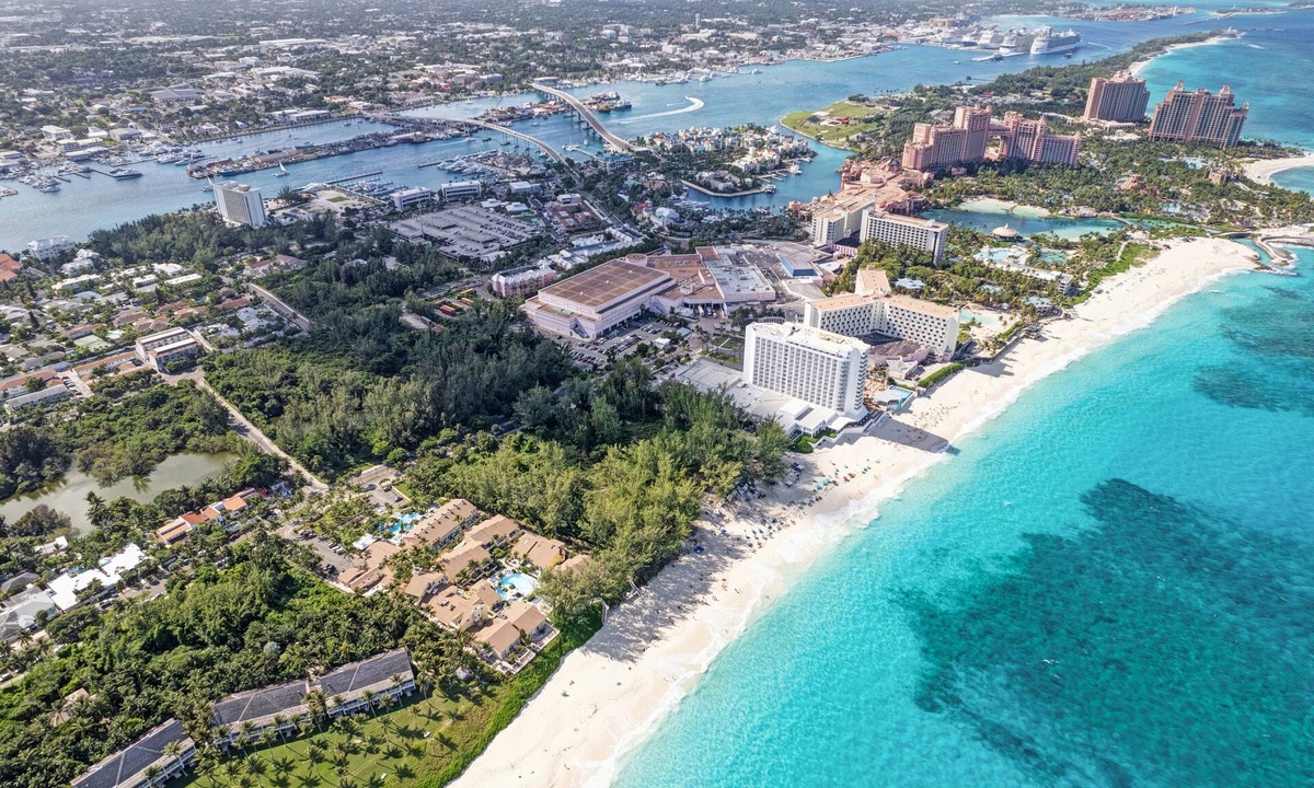 Paradise Island Villa | Beachfront Villa Walk to Atlantis Sleeps 8