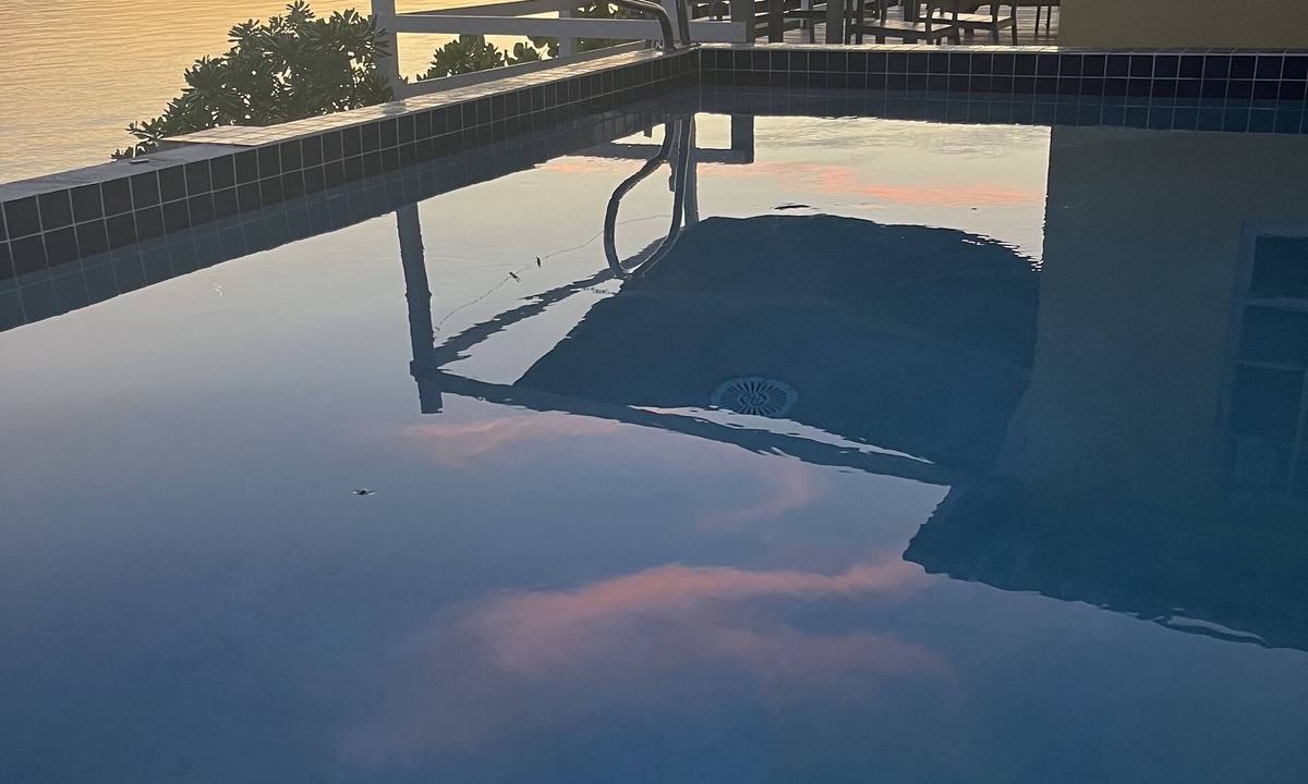 Spanish Wells Cottage | Beachfront Water's Edge Cottage with pool (newly renovated)