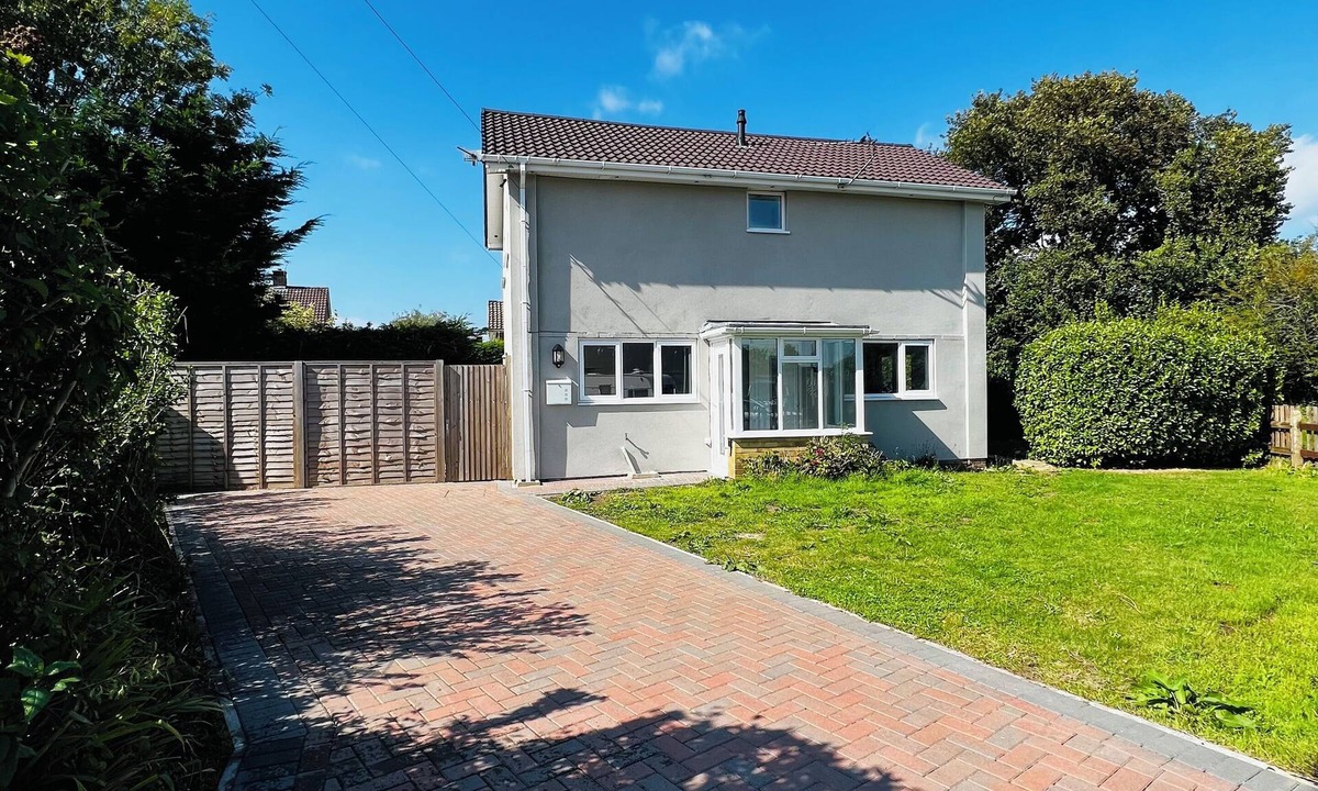 Hythe House | Beautiful 2 bedroom full-furnished semi-detached house with parking
