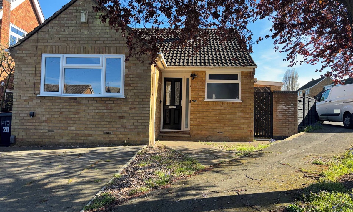 Great Houghton House | Beautiful 2-bedroom bungalow in welcoming Northampton perfect for relaxing stay
