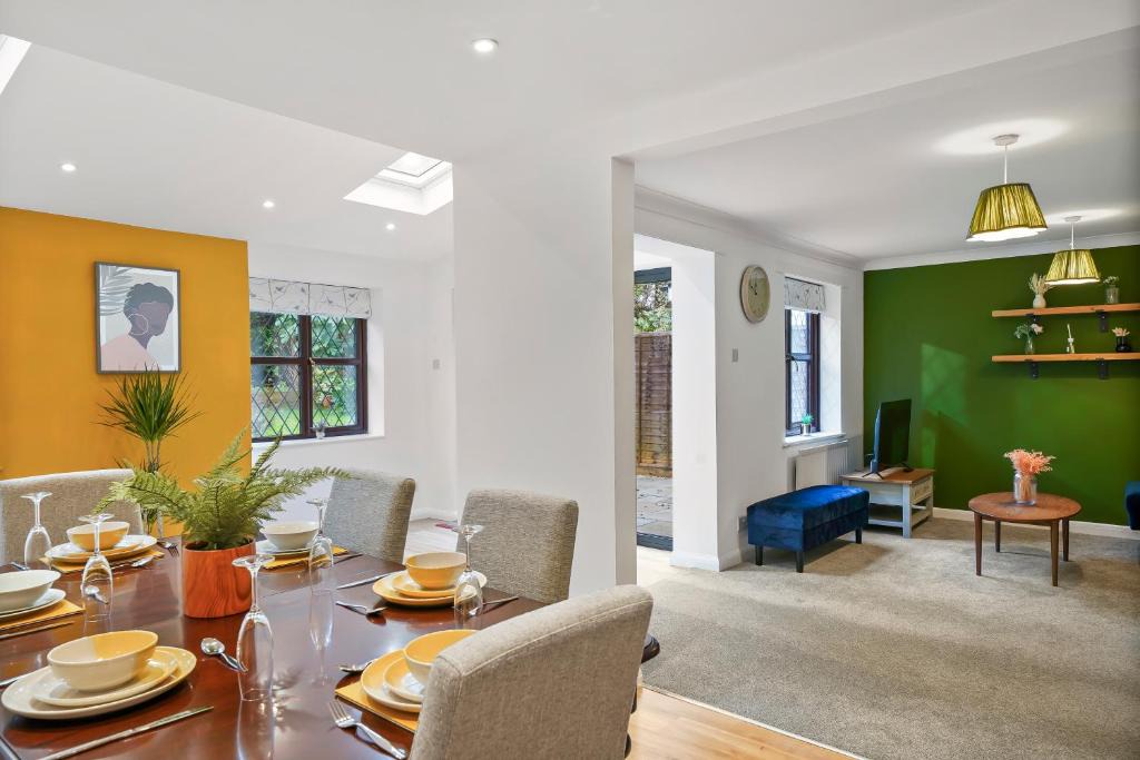 Hartwell House | Beautiful 5 bedroom house in Stone, Aylesbury, Free parking