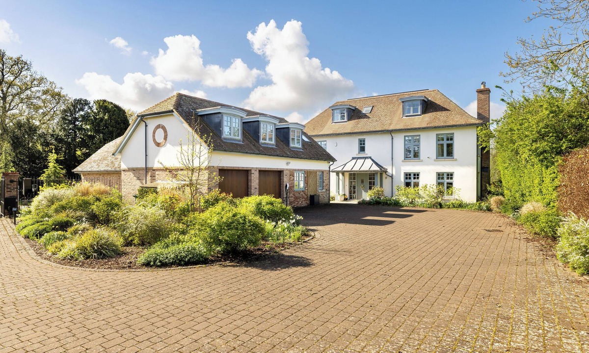Great Shelford House | Beautiful 7-bed family home near Cambridge with stunning views. Family friendly
