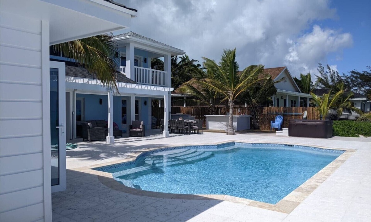 Tar Bay House | BEAUTIFUL BEACH HOUSE ON TAR BAY HEATED POOL , BAR & GRILL