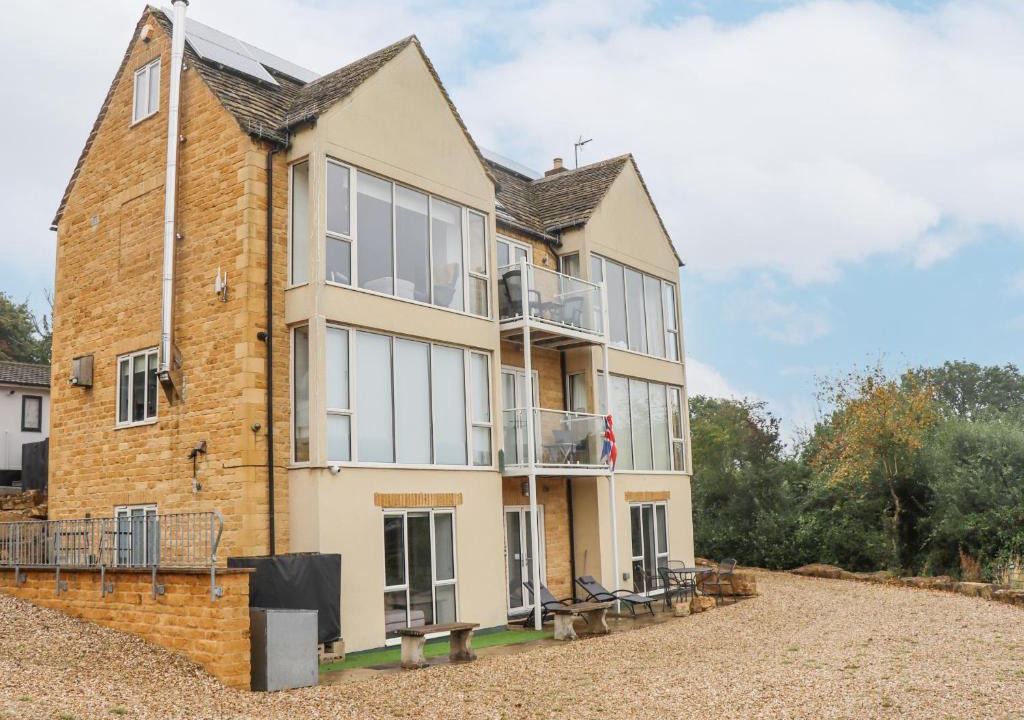 Bourton-on-the-Water Apartment | Beautiful Cotswold View