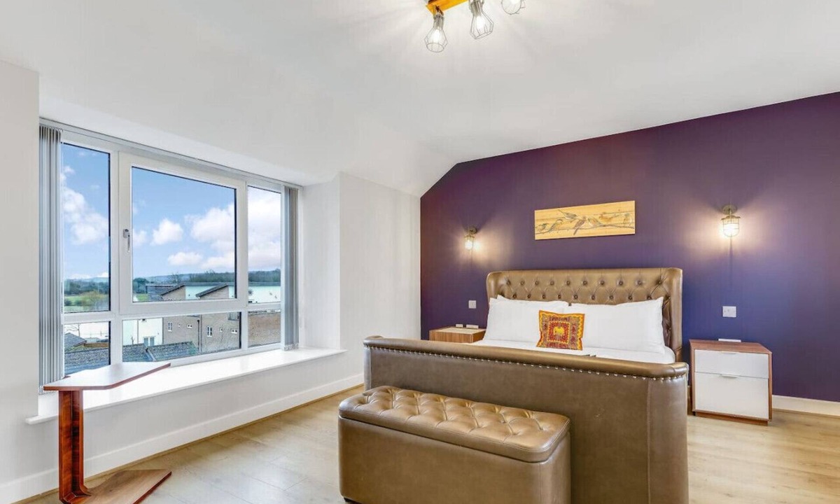 Bletchley House | Beautiful Detached House by The Lakes Driveway Parking 75` TV Snug Room Yoko Property