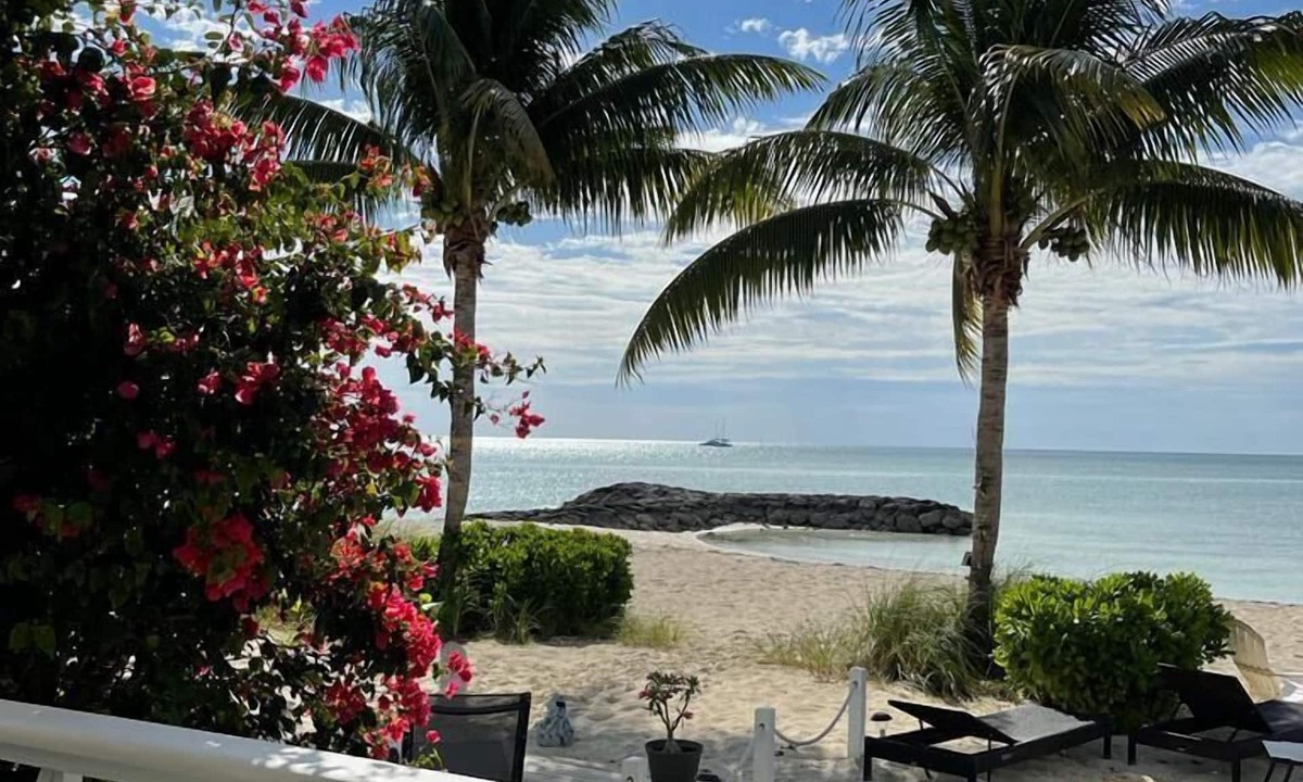 Palm Cay House | BEAUTIFUL ISLAND RETREAT WITH STUNNING VIEWS AND BEACH!
