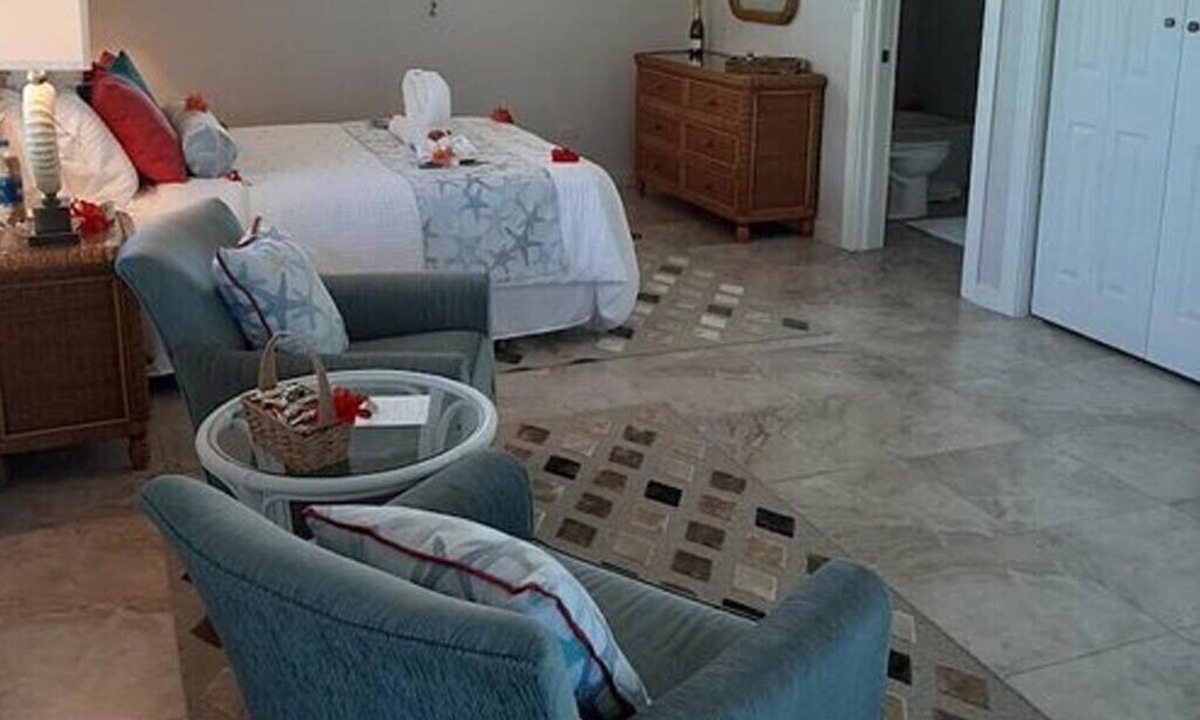Rolleville Villa | Beautiful Queen Beach Villa
