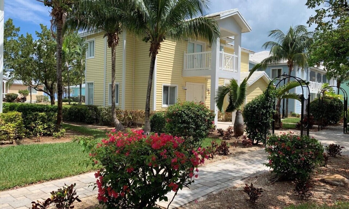 Bailey Town House | Beautiful Tree House at Bimini Bay - steps away from the beach
