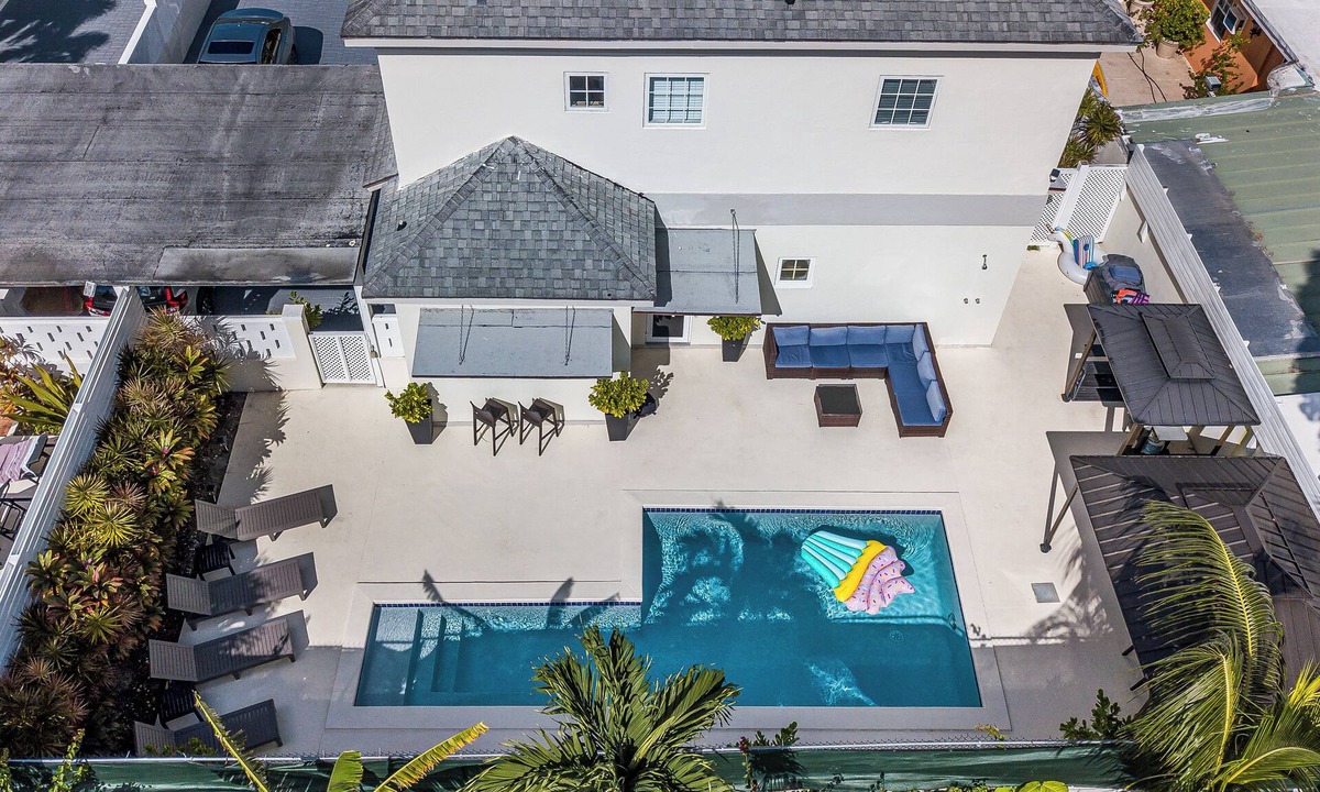 Nassau Villa | Beautiful Tropical Villa with Private Pool/Pool Bar/Grill/Sandy Beach