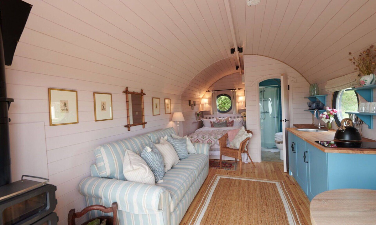 Banbury House | Beautiful villa for 4 guests with hot tub, terrace and pets allowed