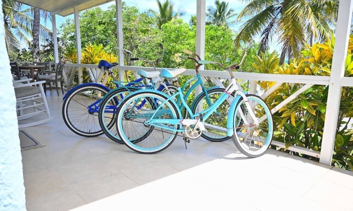 Gregory Town House | Bella Mare: Beach-side cottage with views of the ocean