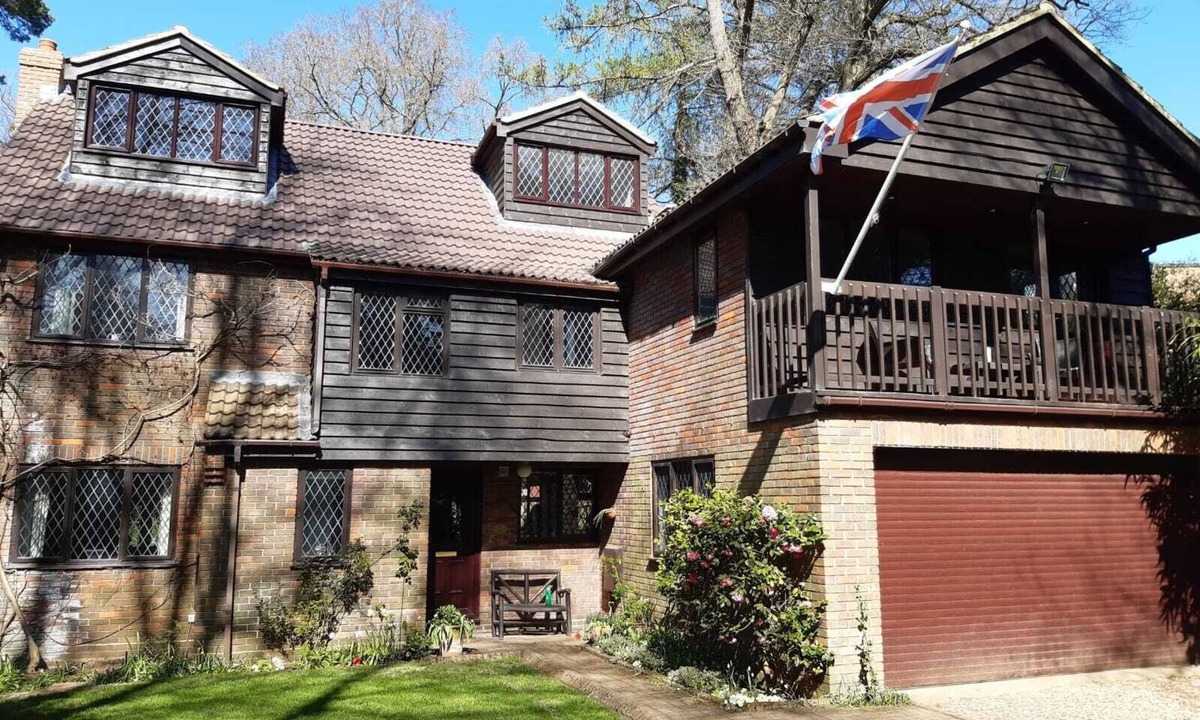 Grasby House | Birdsong Sleeps 9 Secluded luxury family home close to London