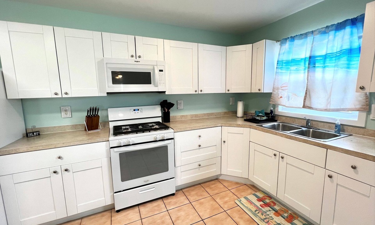 Treasure Cay Apartment | Blair's Bungalow - Exceptional Value! 2 bdrm home w/dock slip Green Turtle Cay