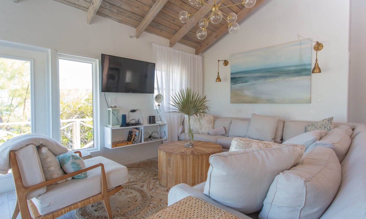 William's Town House | Blue Point Cottage, cozy home for families & couples - oceanfront w/hot tub!