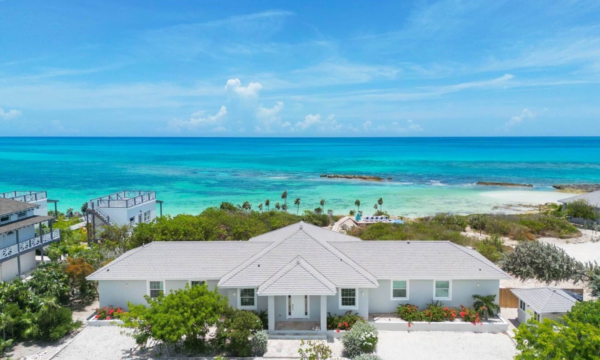William's Town Villa | Blue Reef Villa, big patio, snorkelling reef & on a swimmable lazy river!