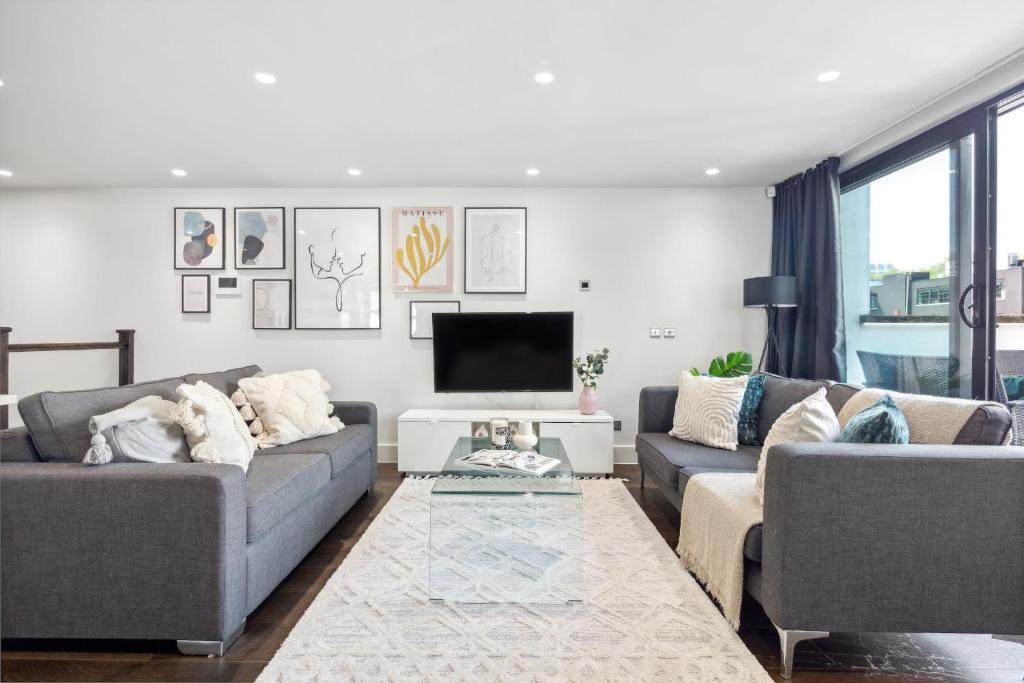 Fitzrovia Apartment | BnBNova - 3BR 2BA Penthouse with Terrace