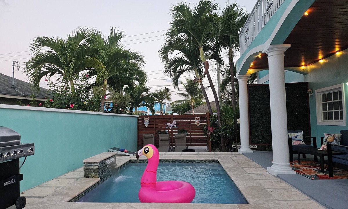 Coral Harbour Apartment | Boho- Baha Retreat Pool 7 min Beach & Airport