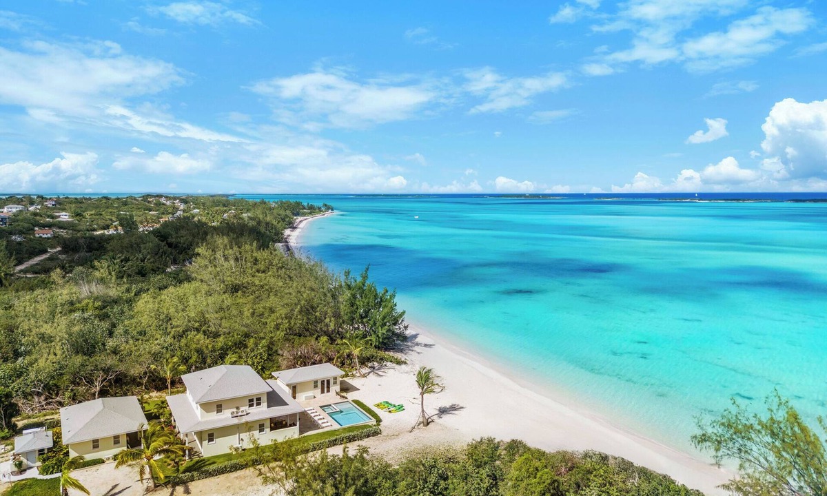 Rolleville Villa | Boundless, beachfront, walk to Cocoplum sandbars & restaurants via the beach!