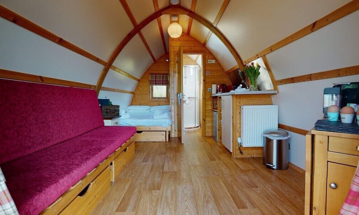 Leighton Buzzard House | Braeburn - Delightful en-suite wigwam on canal