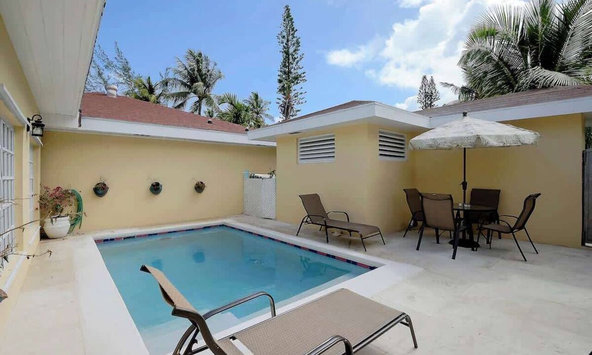 Paradise Island House | Bright 2 BR Close To Atlantis & Beach - 3 Min Walk