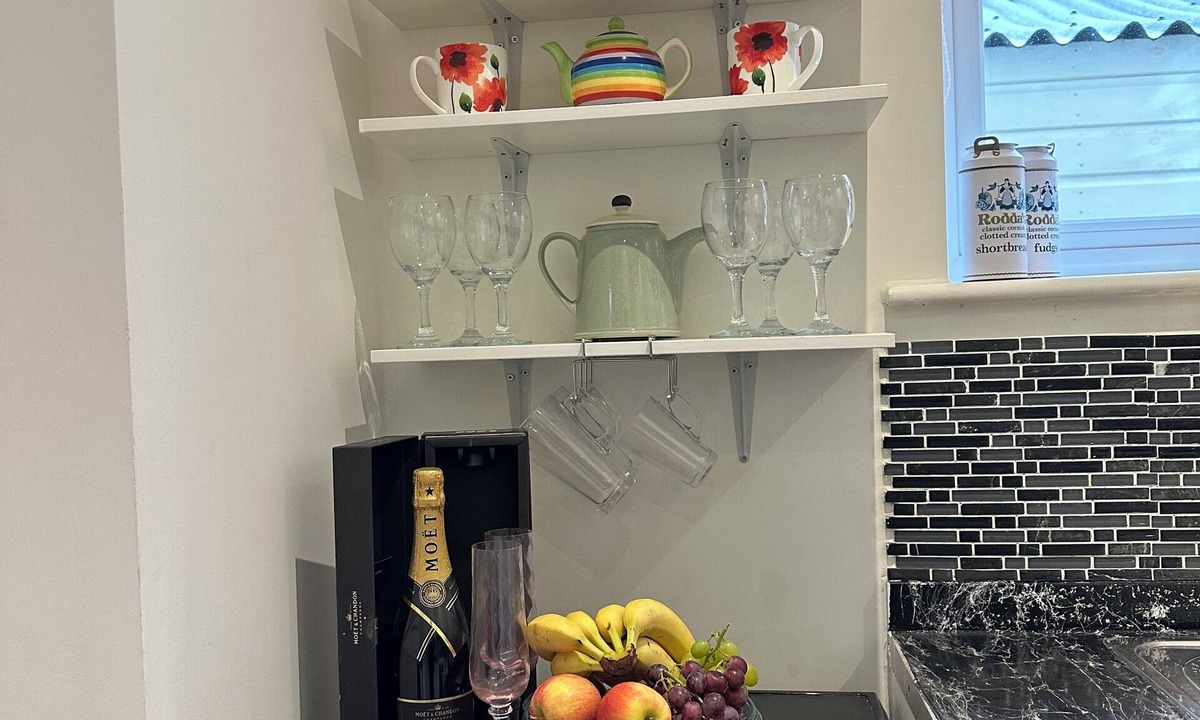 Clyst St Mary House | Bright Modern Entire Open-Plan Home –with off street Parking Included