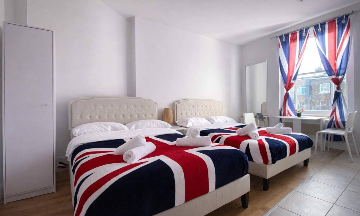 Lancaster Gate Apartment | British-style (10) Studio in Hyde Park