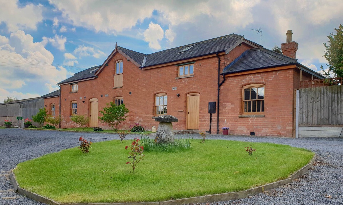 Peopleton House | Broad Iron Cottage - Peace and tranquillity in a beautifully converted barn