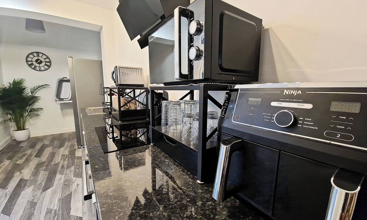 Skegby House | Brookdale House by Cyber Living - Modern Stay!