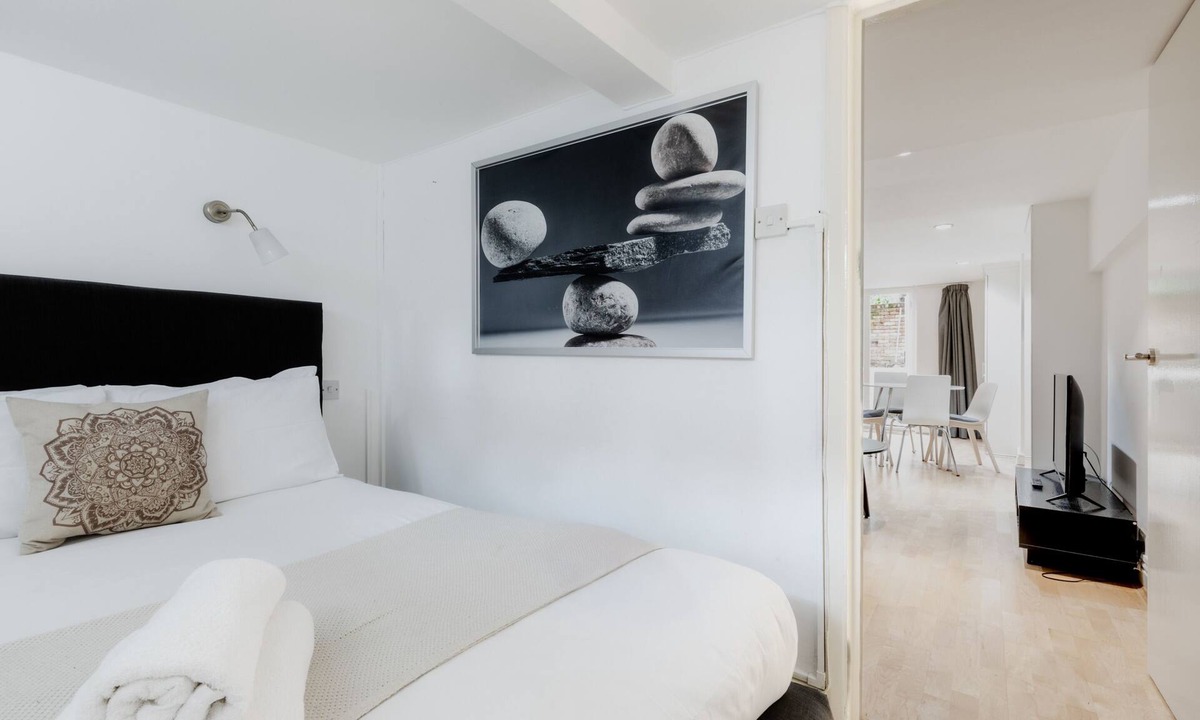 South Hampstead Apartment | Budget One Bedroom with Garden Near Finchley Rd 12