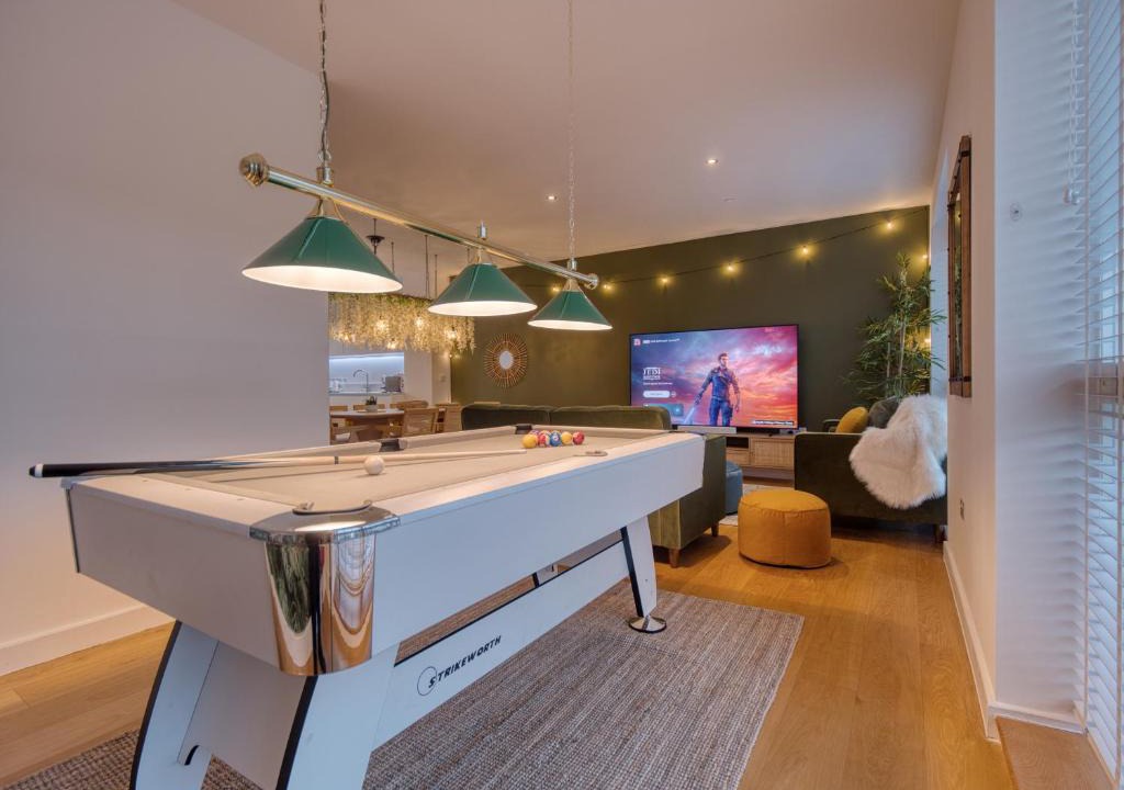 Trumpington Villa | Cambridge - hot tub, sauna, parking, pool table