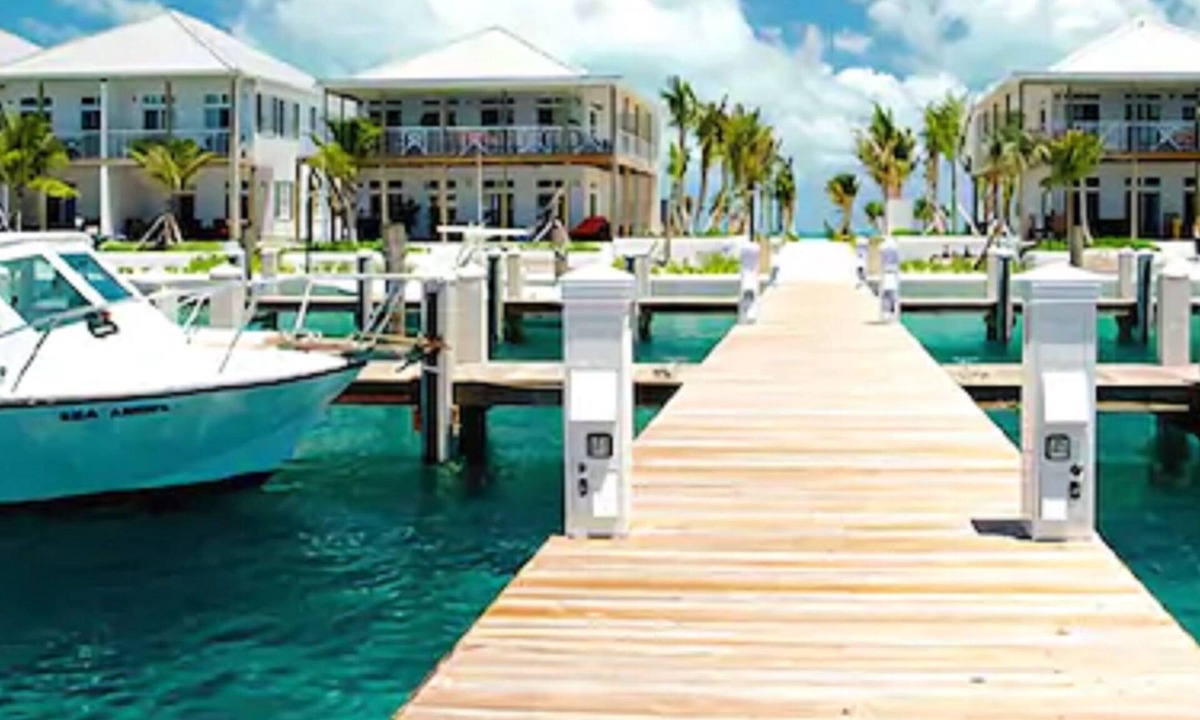 Freetown Hotel | Cape Eleuthera Resort & Marina