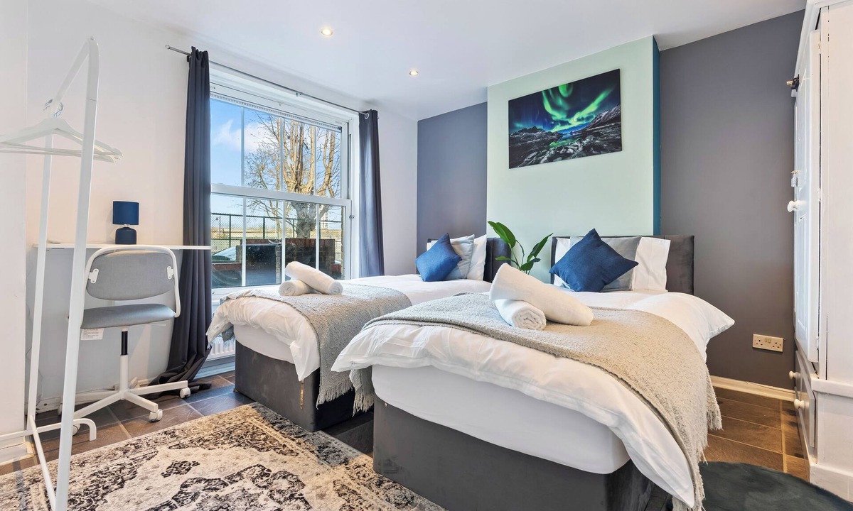 Ferndale House | Captivating 4 Bedroom House & 3 minutes to the station