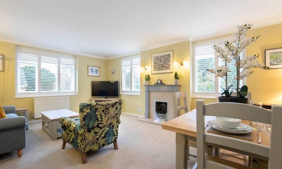 Cheltenham Apartment | Central 1 Bedroom Apartment with Parking
