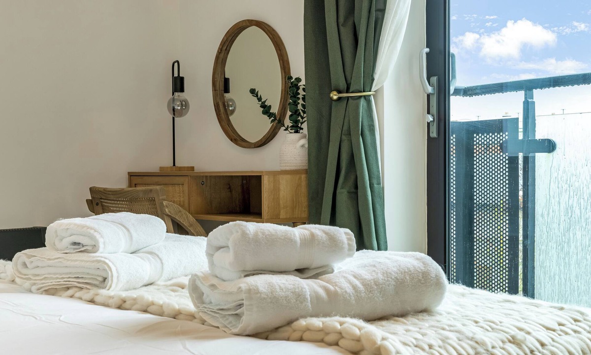 Cheltenham Apartment | Central 1BD Free Underground Parking