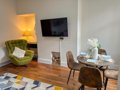 Leeds House | Central Horsforth Stone Cottage - 10 mins from LBA