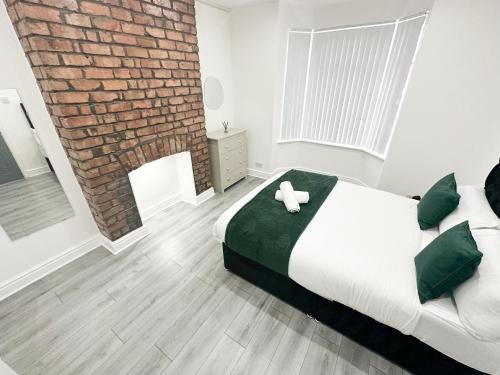Liverpool House | Central Location Liverpool, Modern Home, 4 BR, Sleeps 9, Free Parking