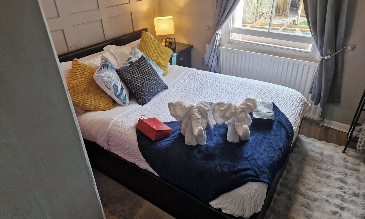 Fulwell and Hampton Hill Apartment | Charming 1-Bed Studio, parking, kitchen,WiFi