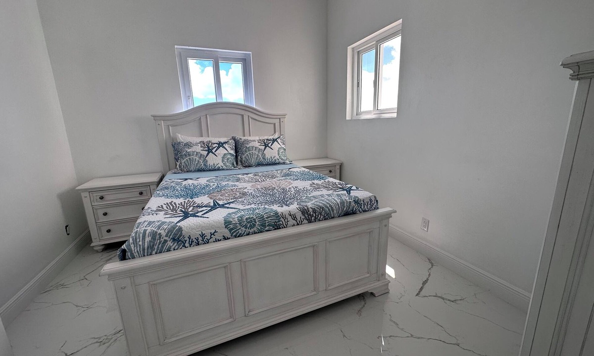 Farmer's Hill Villa | Charming 3-bedroom house in Ocean Addition West.