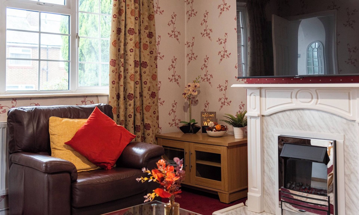 Luton House | Charming 3-bedroom house 8 min away from Luton station, Mall and Luton Airport