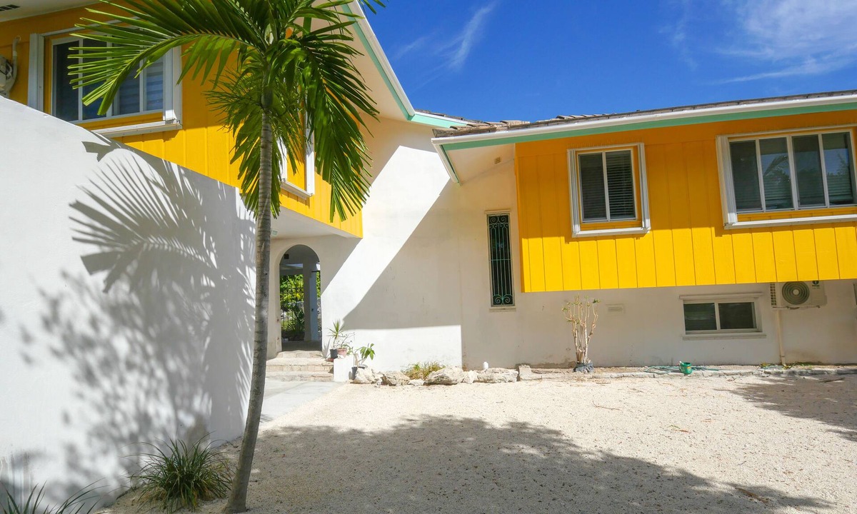 Windsor Park Apartment | Charming 3 Bedroom Suite 200 steps to Beach, car available
