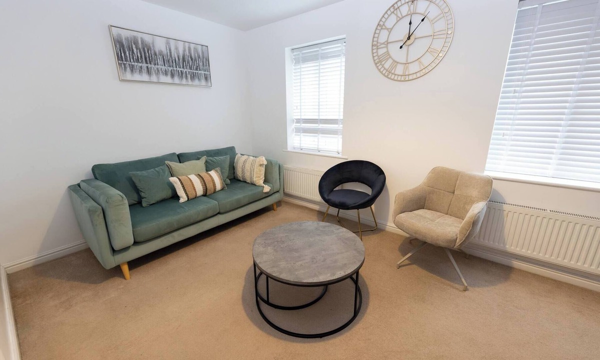 Gloucester House | Charming 5-Bedroom Townhouse in Central Gloucester